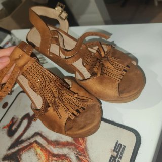 Sandalias de verano con flecos y pedrería