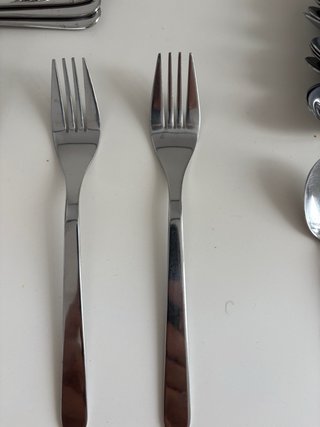 Juego de cubiertos de metal plateado