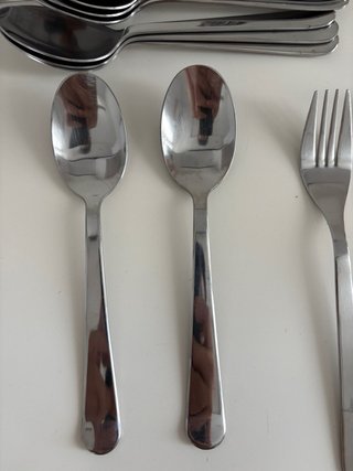 Juego de cubiertos de metal plateado
