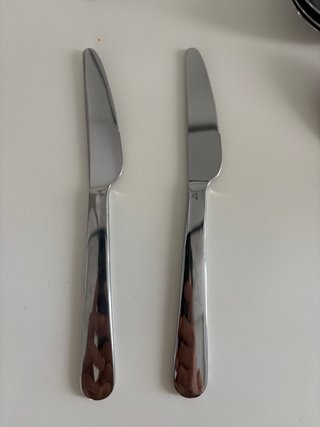 Juego de cubiertos de metal plateado