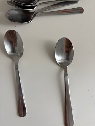 Juego de cubiertos de metal plateado