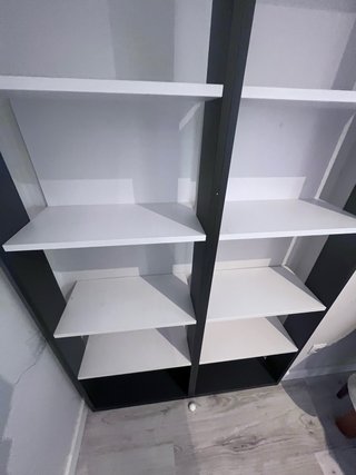 Estantería libros y vinilos negra y blanca