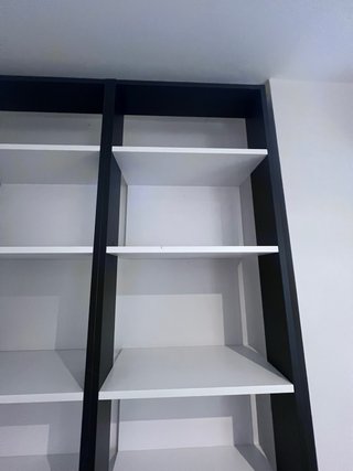 Estantería libros y vinilos negra y blanca
