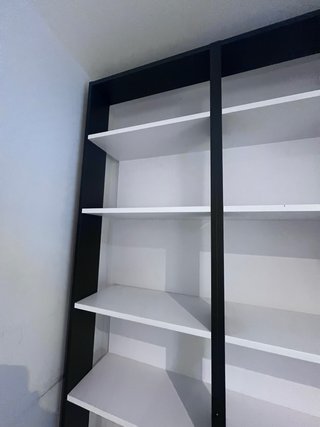 Estantería libros y vinilos negra y blanca