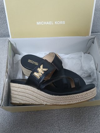 Sandalias Michael Kors cuña negras y doradas