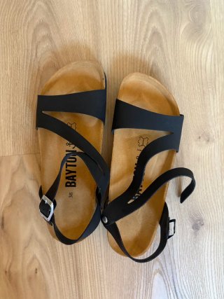 Sandalias BAYTON negras T.38. No se han usado.