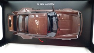 AA77973 Autoart Porsche 911 3.0 Turbo 1/18, conf
