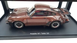 AA77973 Autoart Porsche 911 3.0 Turbo 1/18, conf