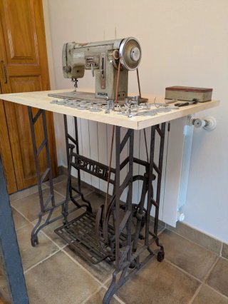 Antigua máquina de coser de forja