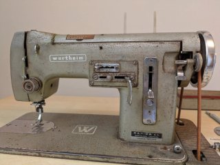 Antigua máquina de coser de forja