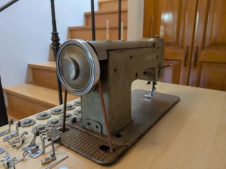Antigua máquina de coser de forja