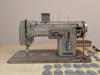 Antigua máquina de coser de forja