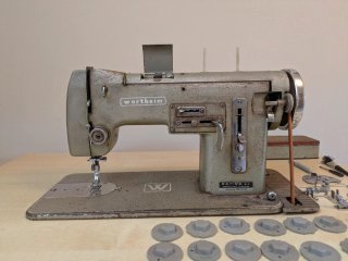 Antigua máquina de coser de forja