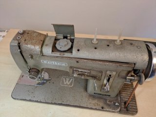 Antigua máquina de coser de forja