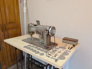 Antigua máquina de coser de forja