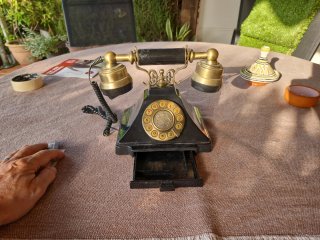 Teléfono Antiguo Negro y Dorado