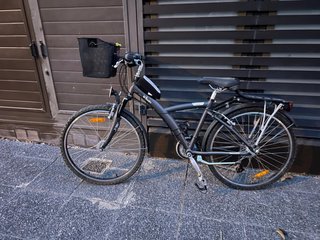 Bicicleta de ciudad con cesta