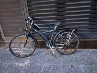 Bicicleta de ciudad con cesta