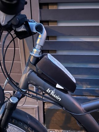 Bicicleta de ciudad con cesta