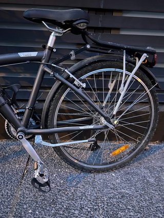 Bicicleta de ciudad con cesta
