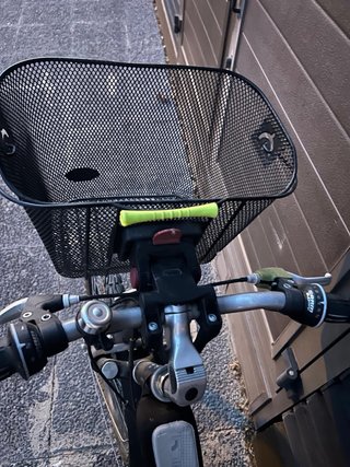 Bicicleta de ciudad con cesta