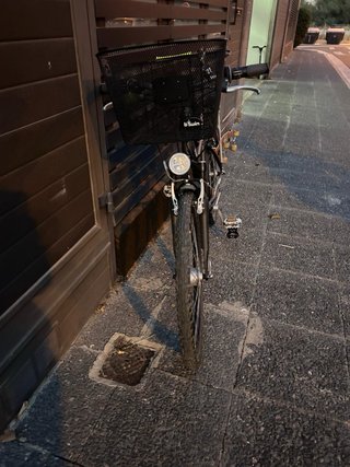 Bicicleta de ciudad con cesta
