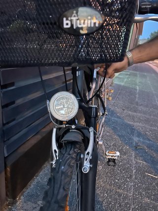 Bicicleta de ciudad con cesta