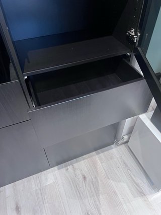 Armario modular Ikea con puertas de cristal