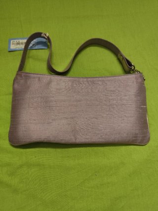 Cartera de seda lila con asa