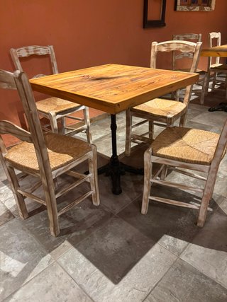 Mesa de pino antigua con 4 sillas