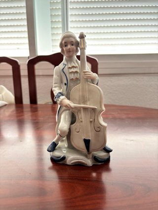Figura de porcelana músico con violonchelo