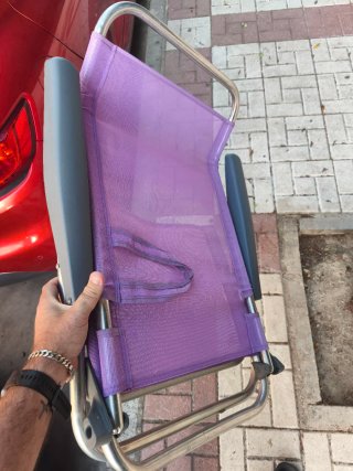 Silla de playa plegable morada. Muy cómoda.