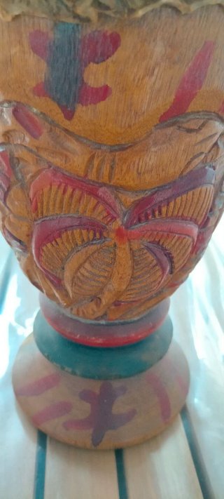 Tambor artigianale in legno intagliato