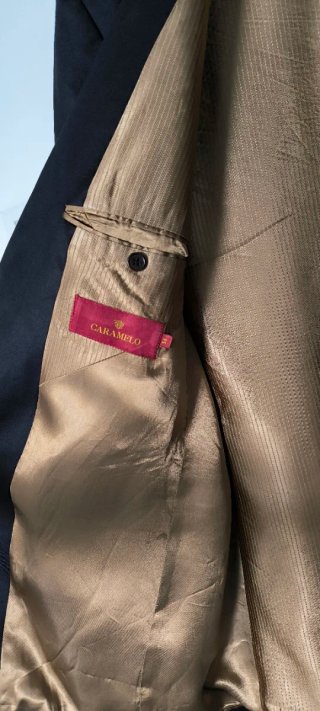 Traje marrón oscuro  con Forro Dorado