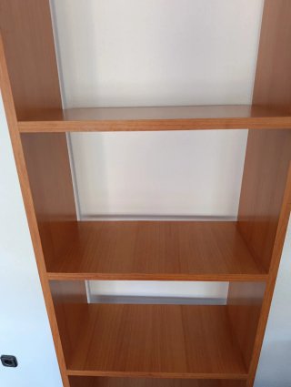 Estantería de madera marrón