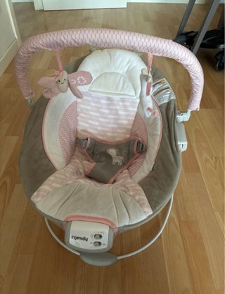 Columpio bebé Ingenuity rosa y gris