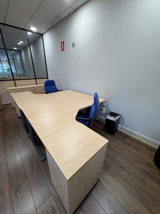 Escritorio de oficina madera y 2 sillas  Unidad40€