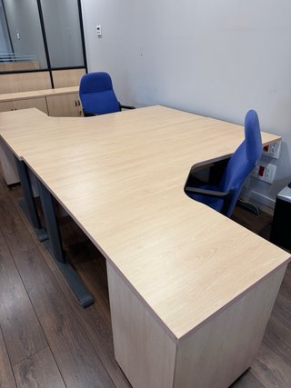 Escritorio de oficina madera y 2 sillas  Unidad40€