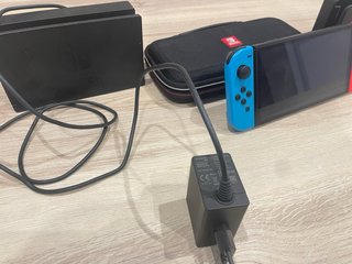 Nintendo Switch + Dock + Cargador + Funda