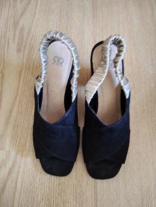 Sandalias de piel con tacón negras y tiras doradas