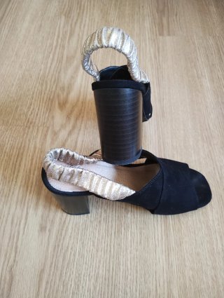 Sandalias de piel con tacón negras y tiras doradas