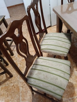 Mesa extensible y 6 sillas de madera
