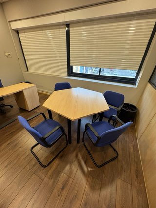 Mesa de oficina hexagonal y 4 sillas