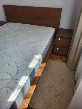 Cama matrimonial con mesitas y colchón