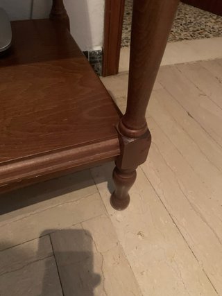 Tavolino in legno a due ripiani