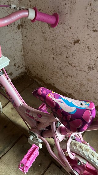 Bicicleta infantil rosa con empujador