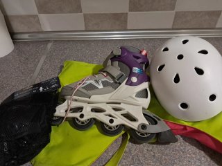 Patines en línea, casco y protecciones