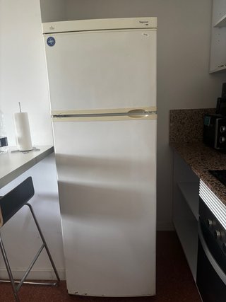 Nevera blanca con congelador URGE VENDER HOY