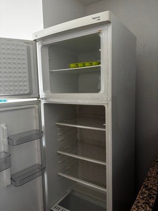 Nevera blanca con congelador URGE VENDER HOY