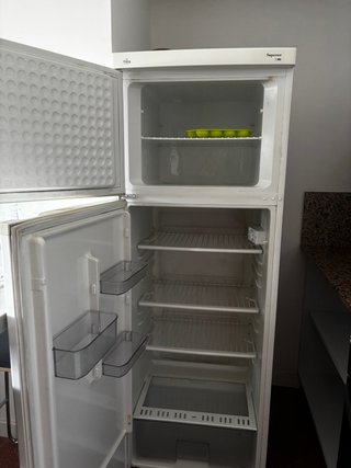 Nevera blanca con congelador URGE VENDER HOY